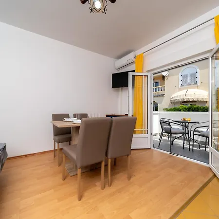 Apartment Visnja *